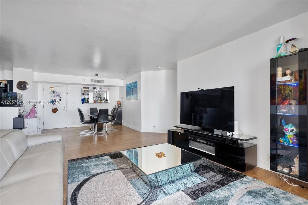 For Rent: $3,250 (2 beds, 2 baths, 1181 Square Feet)