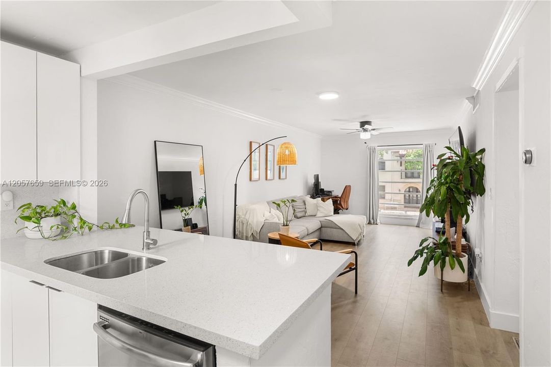 For Sale: $358,000 (2 beds, 2 baths, 805 Square Feet)