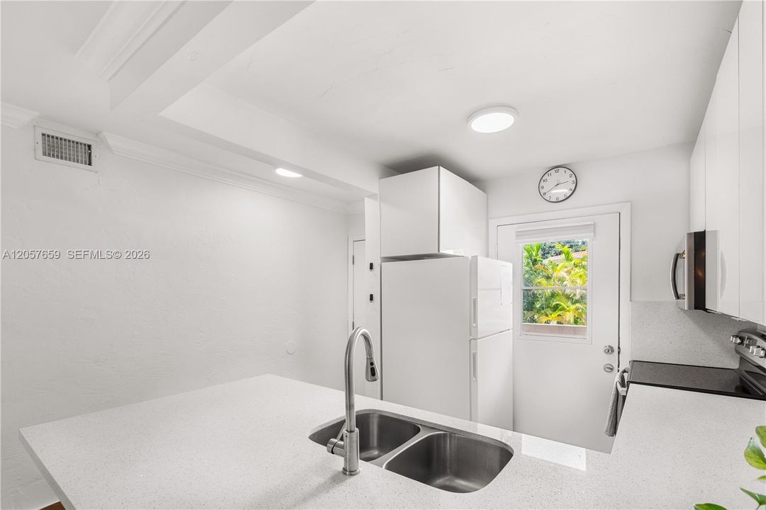 For Sale: $358,000 (2 beds, 2 baths, 805 Square Feet)