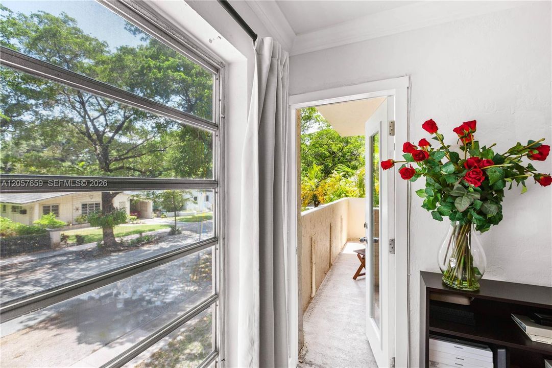 For Sale: $358,000 (2 beds, 2 baths, 805 Square Feet)