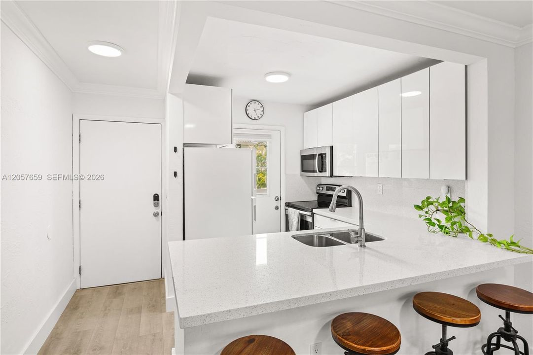 For Sale: $358,000 (2 beds, 2 baths, 805 Square Feet)