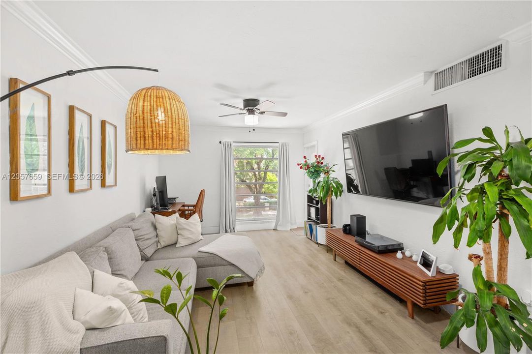 For Sale: $358,000 (2 beds, 2 baths, 805 Square Feet)