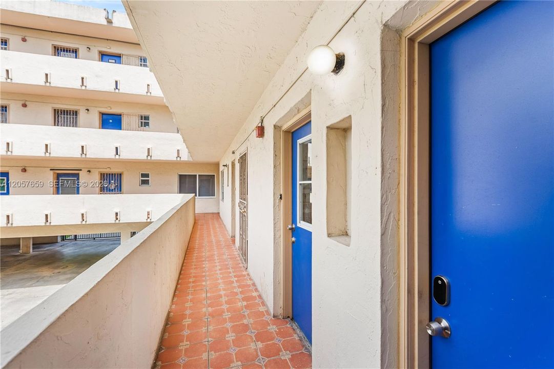 For Sale: $358,000 (2 beds, 2 baths, 805 Square Feet)