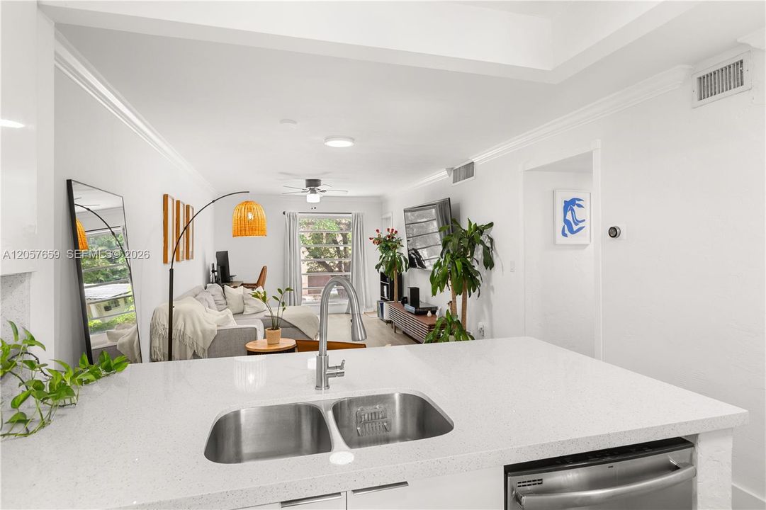 For Sale: $358,000 (2 beds, 2 baths, 805 Square Feet)