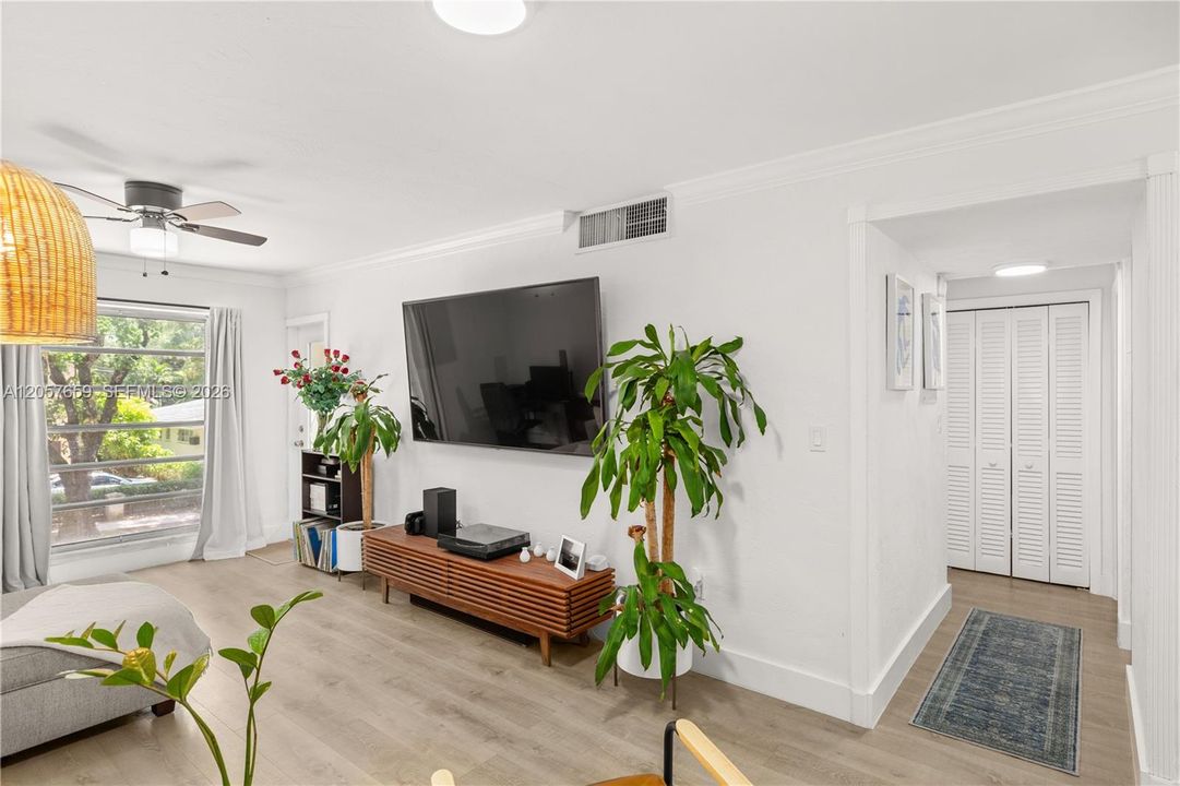 For Sale: $358,000 (2 beds, 2 baths, 805 Square Feet)