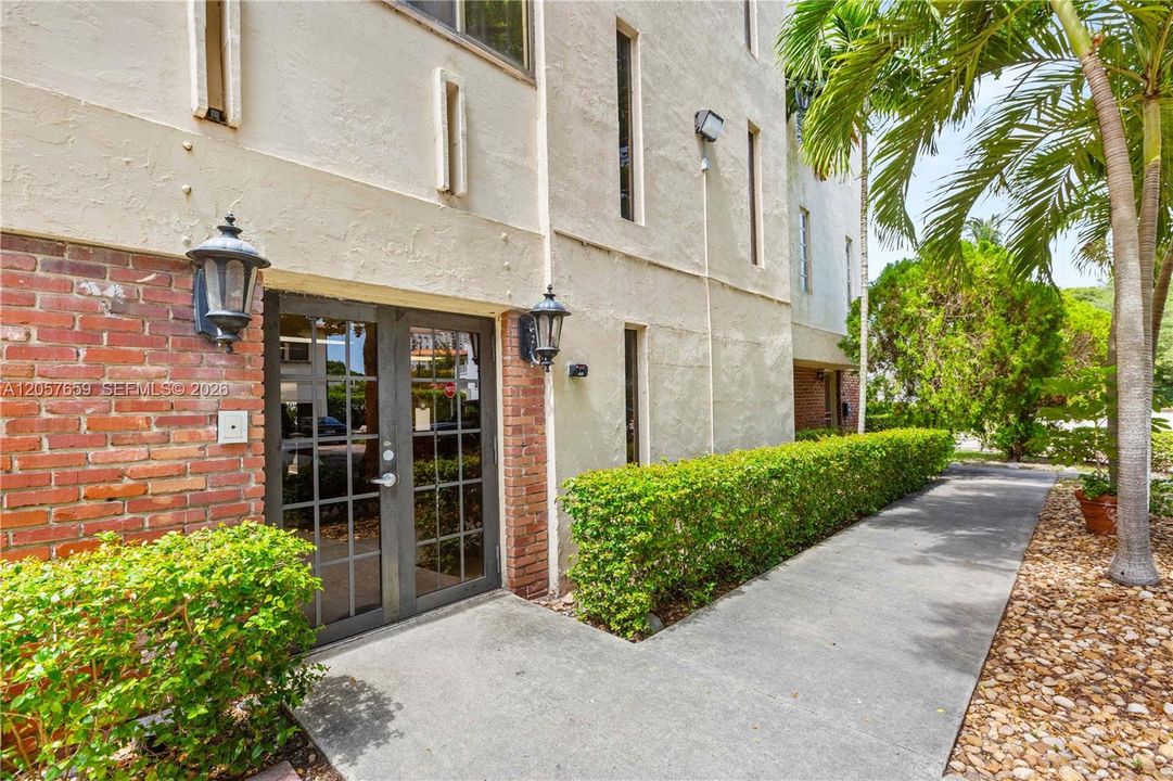 For Sale: $358,000 (2 beds, 2 baths, 805 Square Feet)