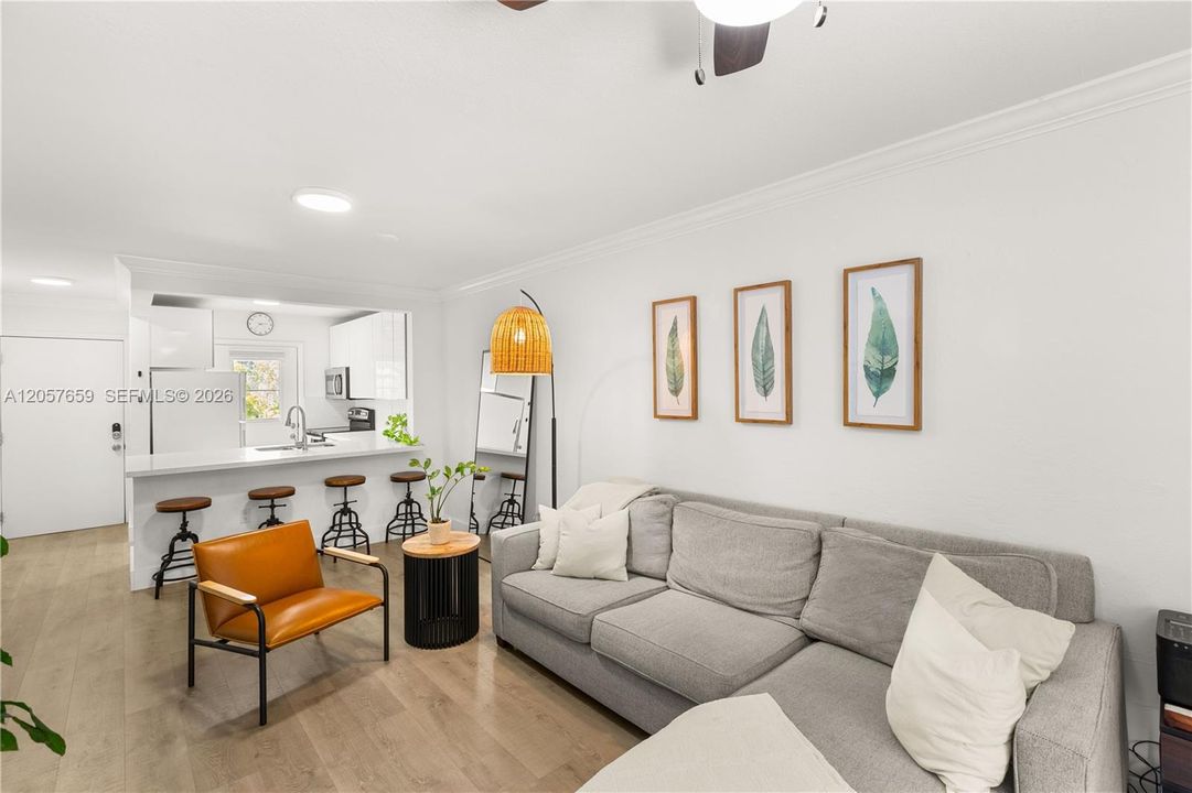For Sale: $358,000 (2 beds, 2 baths, 805 Square Feet)