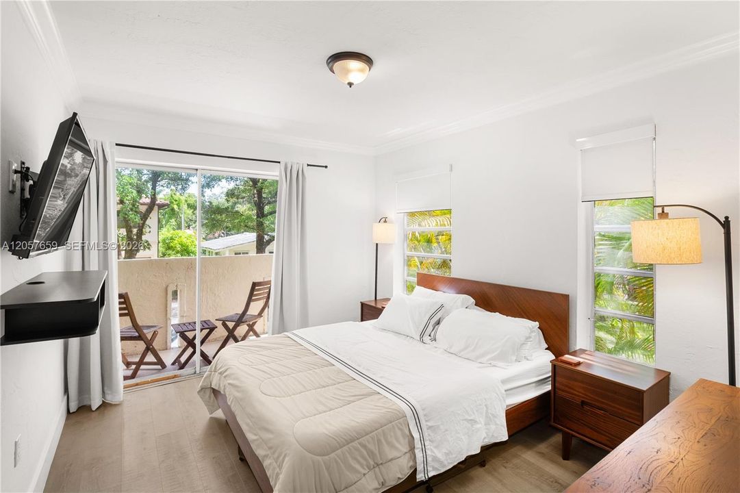 For Sale: $358,000 (2 beds, 2 baths, 805 Square Feet)