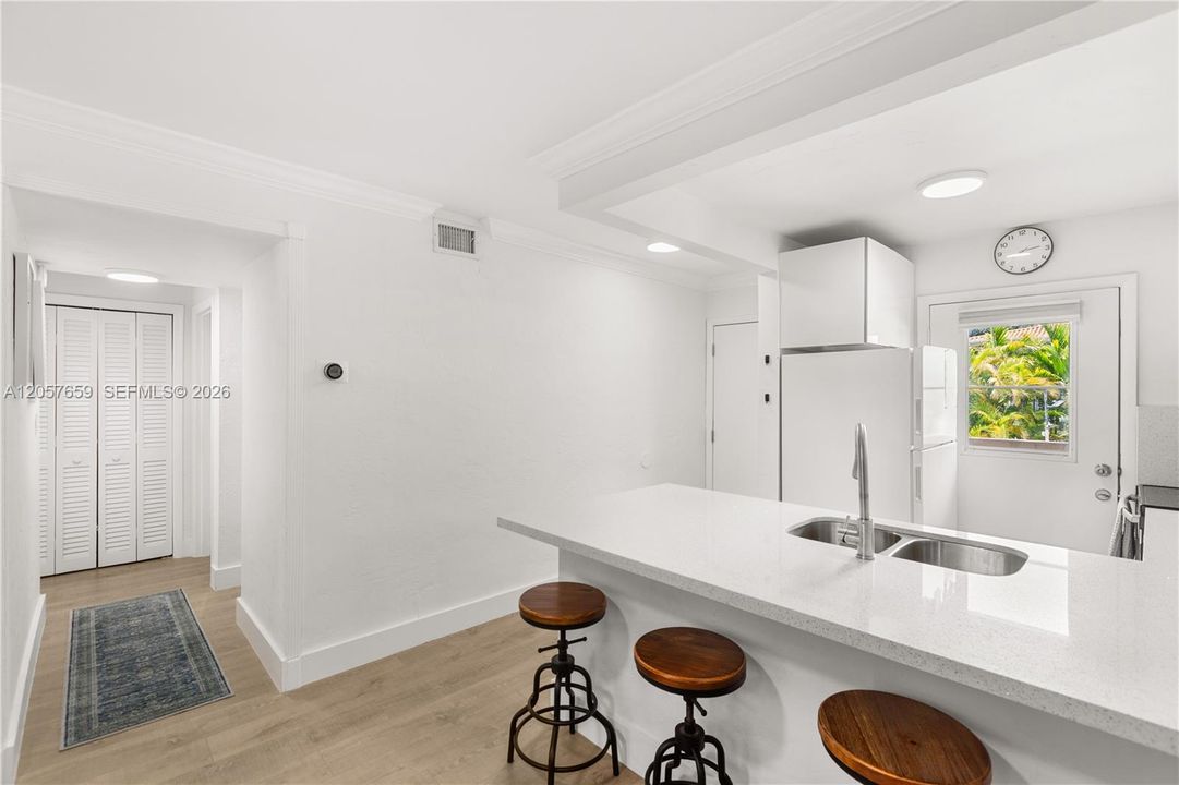 For Sale: $358,000 (2 beds, 2 baths, 805 Square Feet)