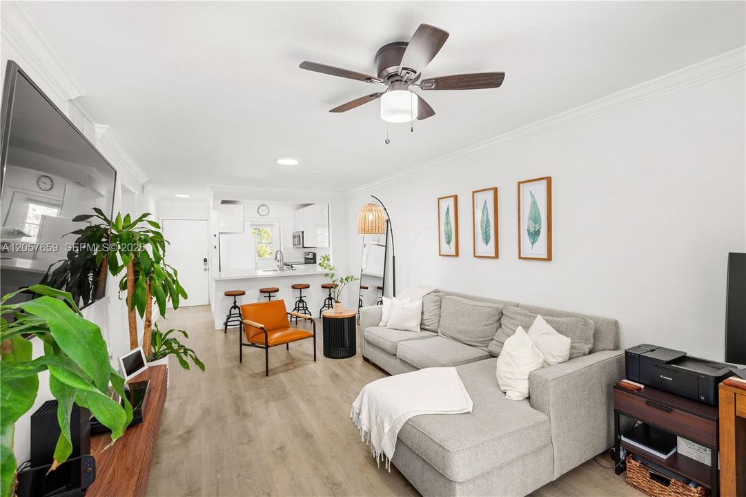 For Sale: $358,000 (2 beds, 2 baths, 805 Square Feet)