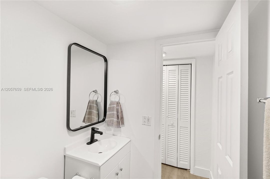 For Sale: $358,000 (2 beds, 2 baths, 805 Square Feet)