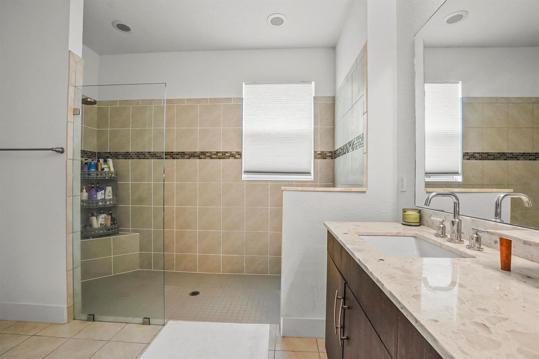 28 Bathroom 04