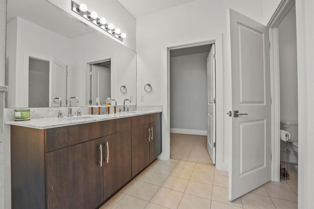 25 Bathroom 01