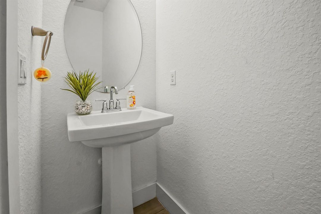20 Bathroom 01