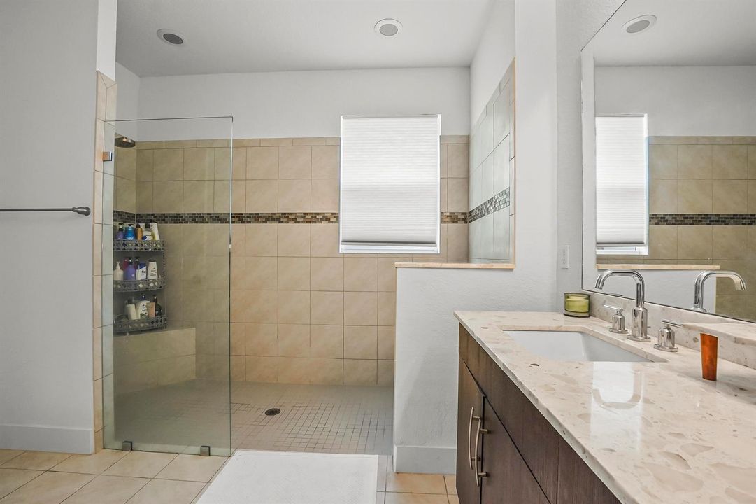 28 Bathroom 04