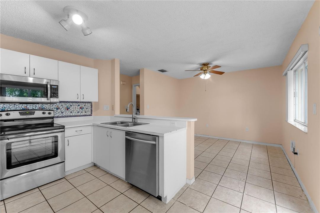For Sale: $425,000 (3 beds, 2 baths, 1462 Square Feet)