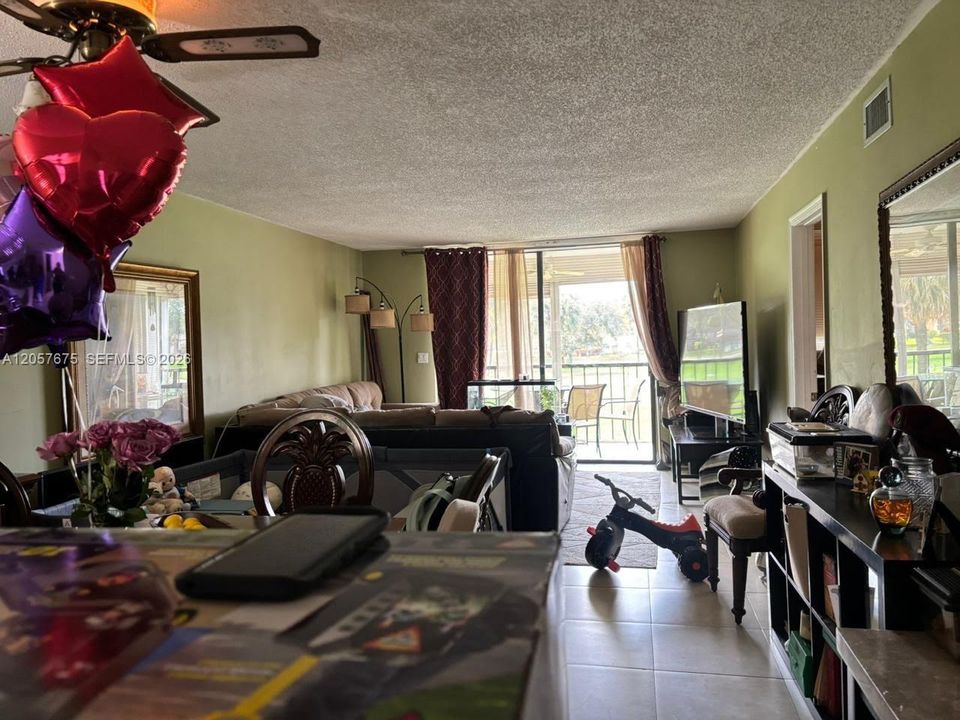En Venta: $233,900 (2 camas, 2 baños, 1050 Pies cuadrados)