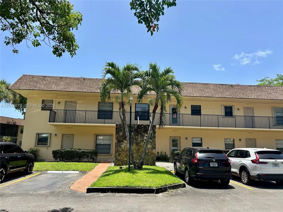 For Sale: $200,000 (2 beds, 2 baths, 1015 Square Feet)