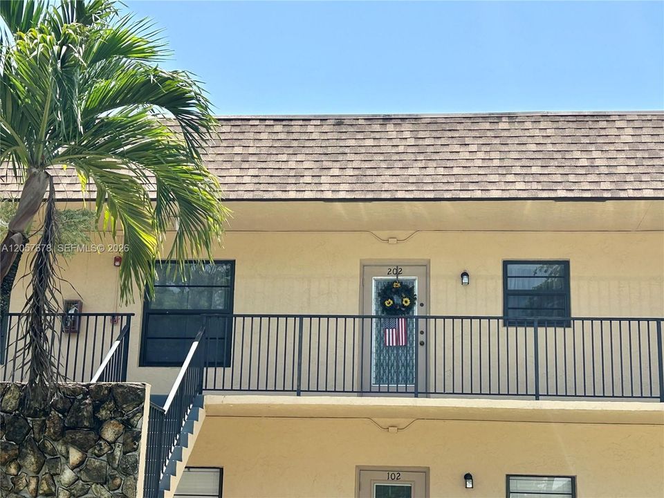 For Sale: $200,000 (2 beds, 2 baths, 1015 Square Feet)