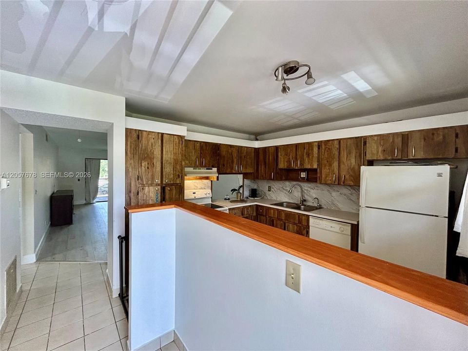 For Sale: $200,000 (2 beds, 2 baths, 1015 Square Feet)