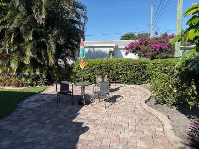 Relaxing back patio with pavers