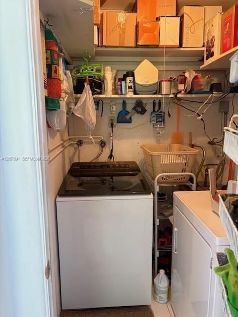 Luandry room with shelving