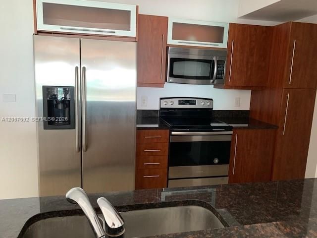 For Rent: $2,400 (1 beds, 1 baths, 828 Square Feet)