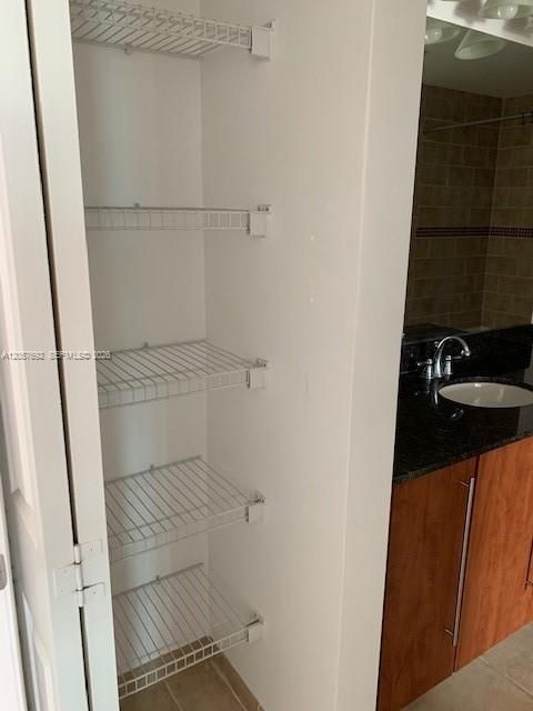 For Rent: $2,400 (1 beds, 1 baths, 828 Square Feet)