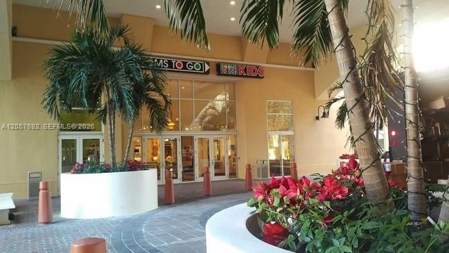 For Rent: $2,400 (1 beds, 1 baths, 828 Square Feet)
