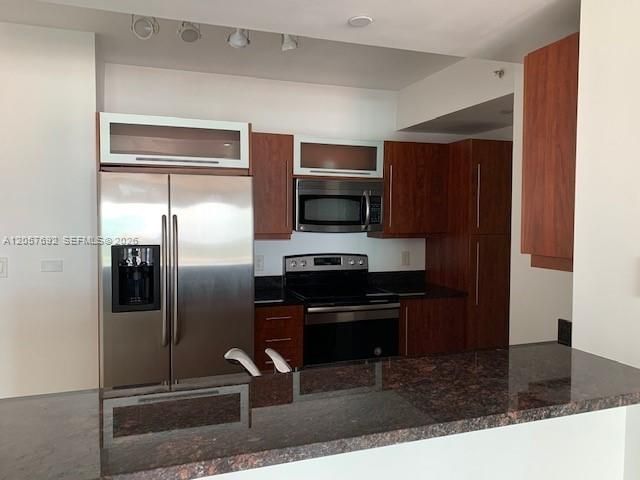 For Rent: $2,400 (1 beds, 1 baths, 828 Square Feet)