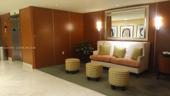 For Rent: $2,400 (1 beds, 1 baths, 828 Square Feet)