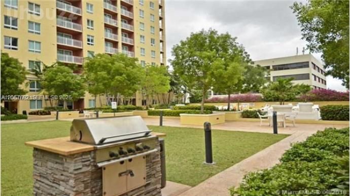 For Rent: $2,400 (1 beds, 1 baths, 828 Square Feet)