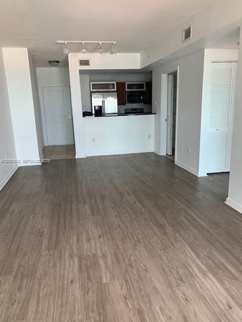 For Rent: $2,400 (1 beds, 1 baths, 828 Square Feet)