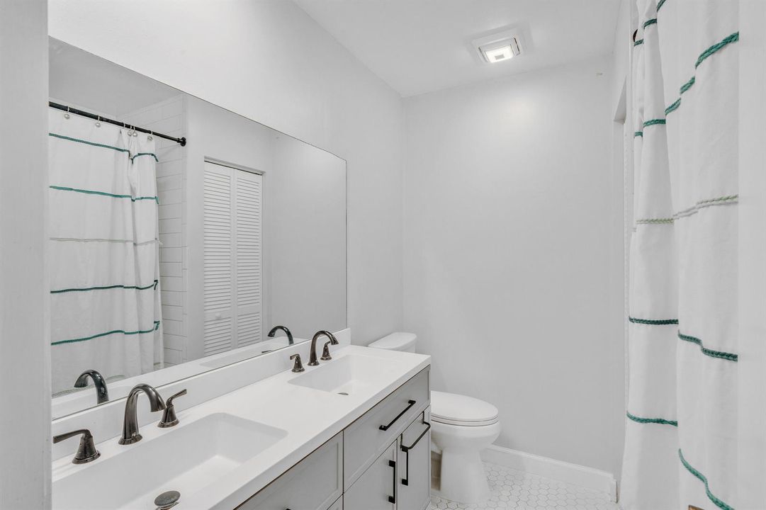 17 Guest Bathroom (2)