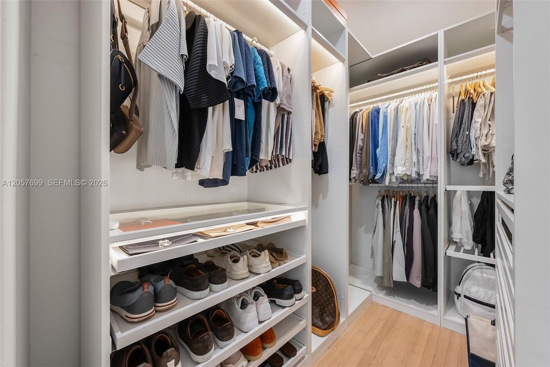 В аренду: $32,000 (4 спален, 3 ванн, 3360 Квадратных фут)