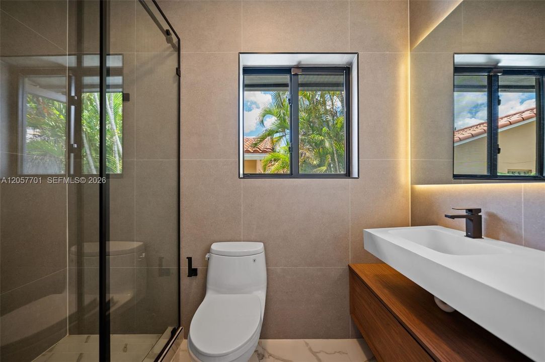En-suite to waterfront bedroom