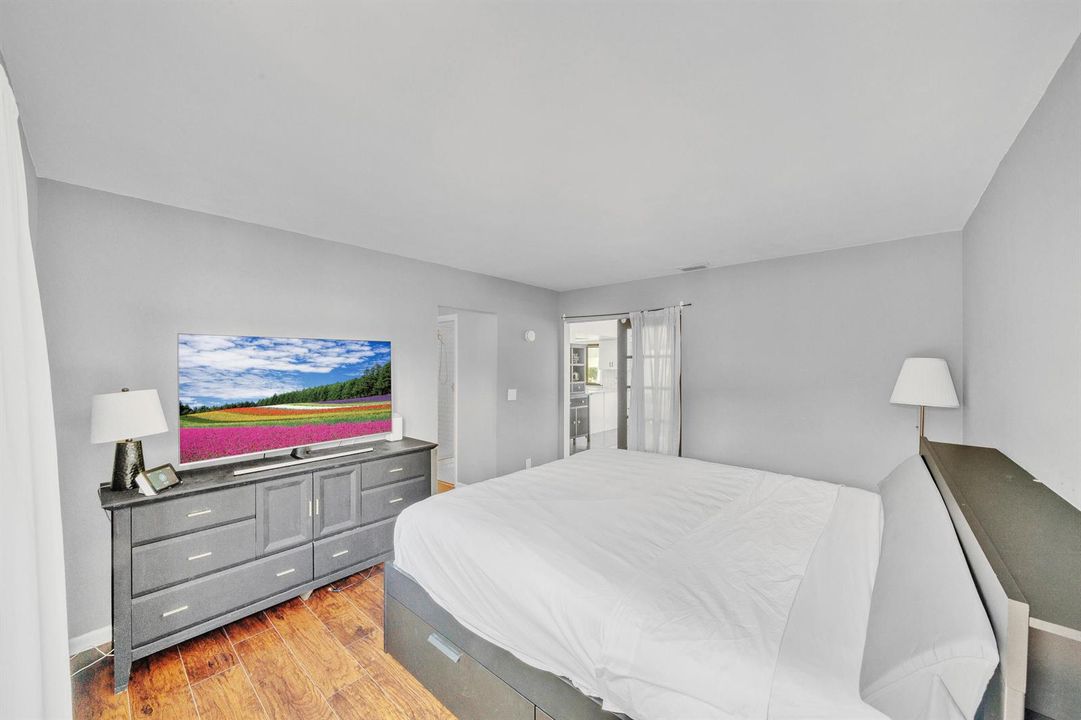 11 Primary Bedroom (1)