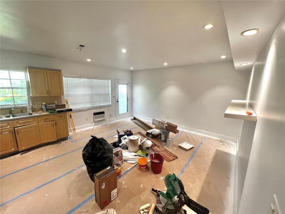 For Rent: $2,000 (1 beds, 1 baths, 690 Square Feet)