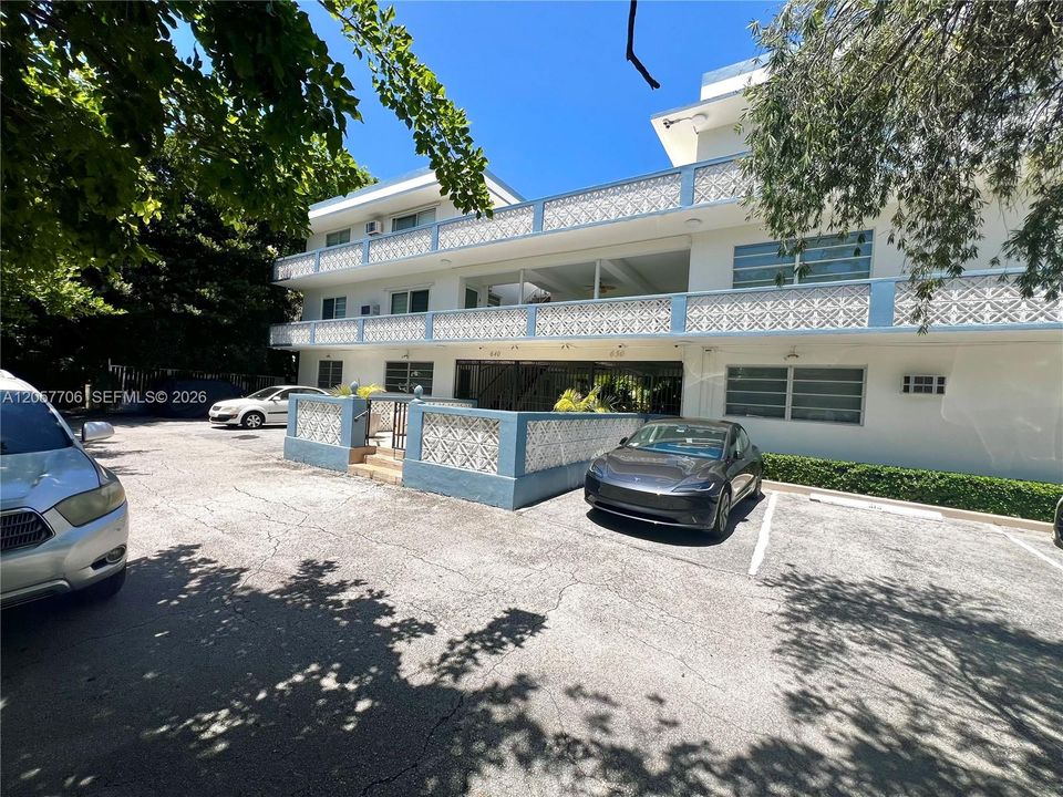 For Rent: $2,000 (1 beds, 1 baths, 690 Square Feet)