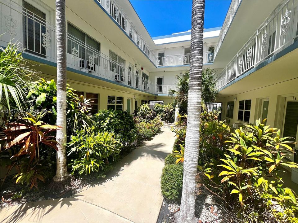 For Rent: $2,000 (1 beds, 1 baths, 690 Square Feet)