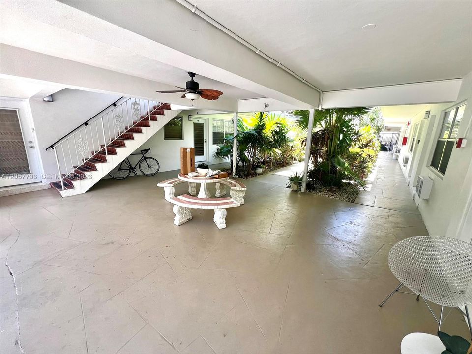 For Rent: $2,000 (1 beds, 1 baths, 690 Square Feet)