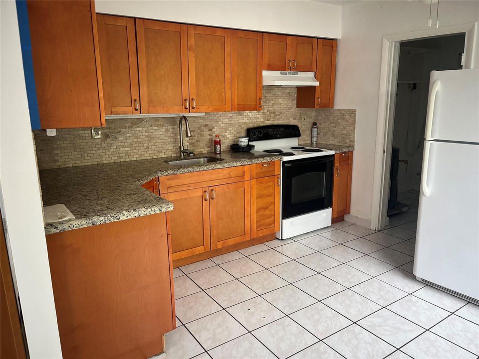 LARGE EAT IN KITCHEN
