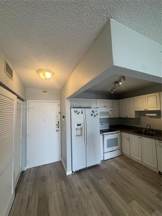 For Sale: $157,000 (1 beds, 1 baths, 750 Square Feet)