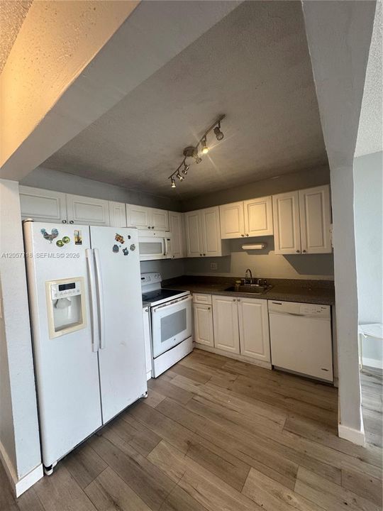 For Sale: $157,000 (1 beds, 1 baths, 750 Square Feet)