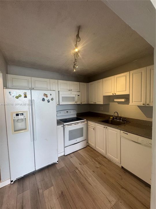 For Sale: $157,000 (1 beds, 1 baths, 750 Square Feet)