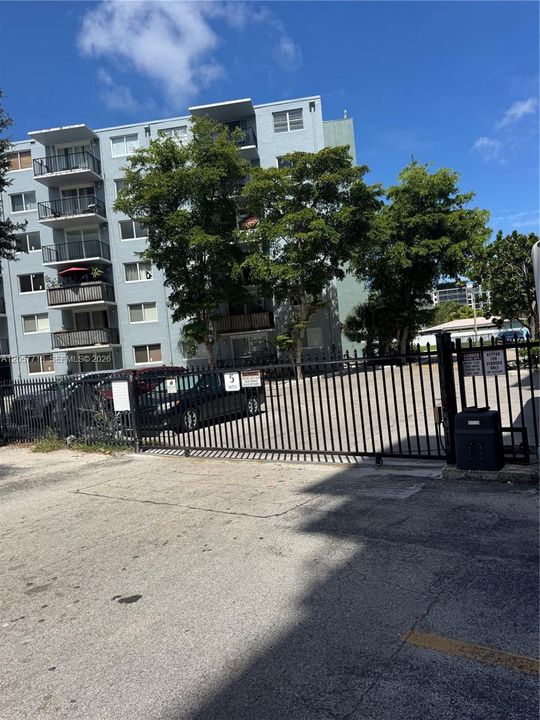For Sale: $157,000 (1 beds, 1 baths, 750 Square Feet)