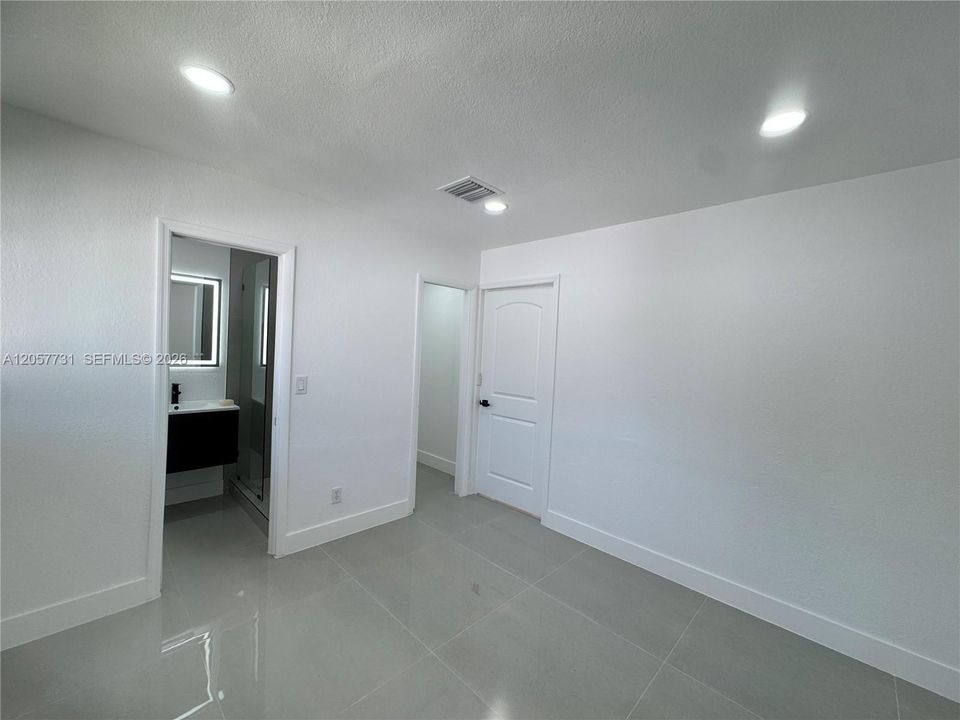 For Sale: $817,500 (5 beds, 3 baths, 2052 Square Feet)