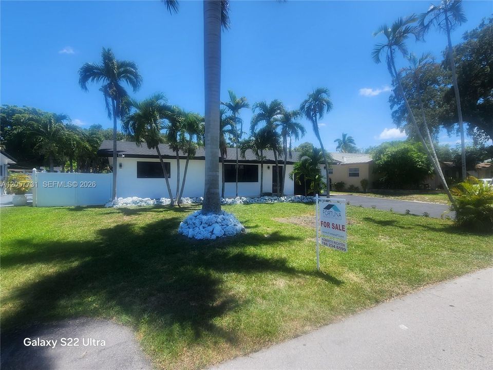 For Sale: $817,500 (5 beds, 3 baths, 2052 Square Feet)