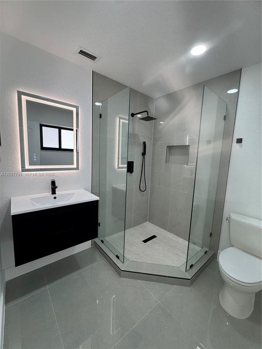 For Sale: $817,500 (5 beds, 3 baths, 2052 Square Feet)