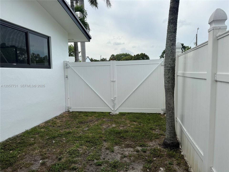 For Sale: $817,500 (5 beds, 3 baths, 2052 Square Feet)